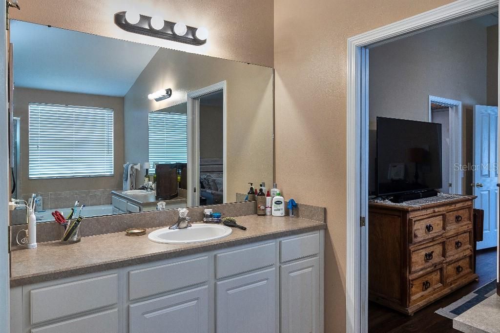 Activo con contrato: $439,999 (4 camas, 2 baños, 2198 Pies cuadrados)