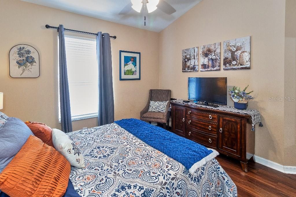 Activo con contrato: $439,999 (4 camas, 2 baños, 2198 Pies cuadrados)