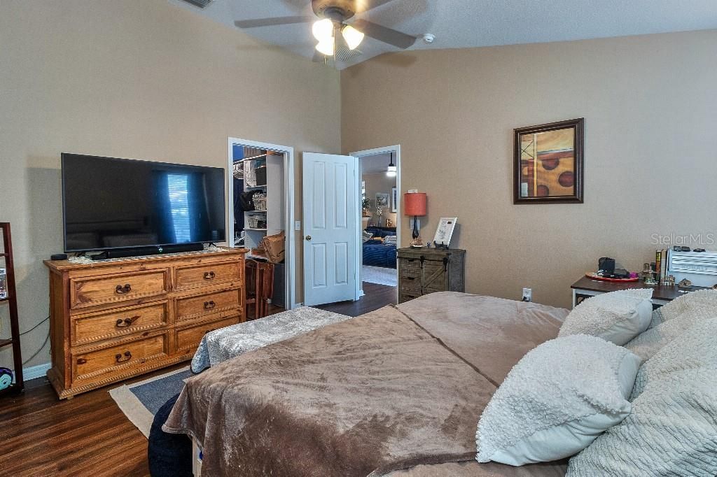 Activo con contrato: $439,999 (4 camas, 2 baños, 2198 Pies cuadrados)