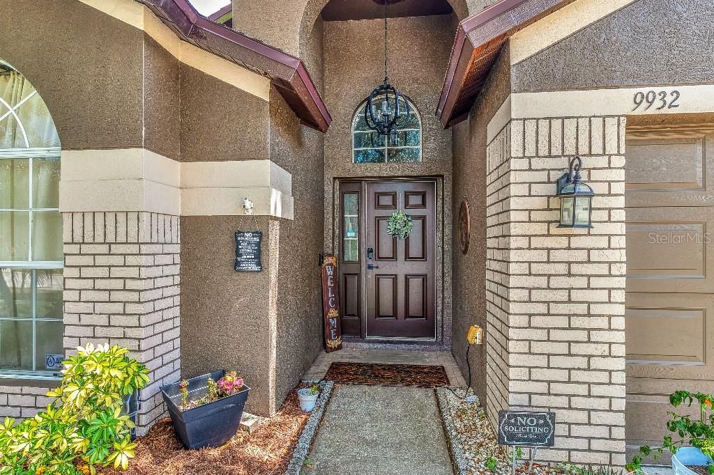 Activo con contrato: $439,999 (4 camas, 2 baños, 2198 Pies cuadrados)