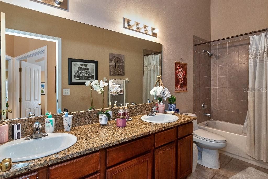 Activo con contrato: $439,999 (4 camas, 2 baños, 2198 Pies cuadrados)