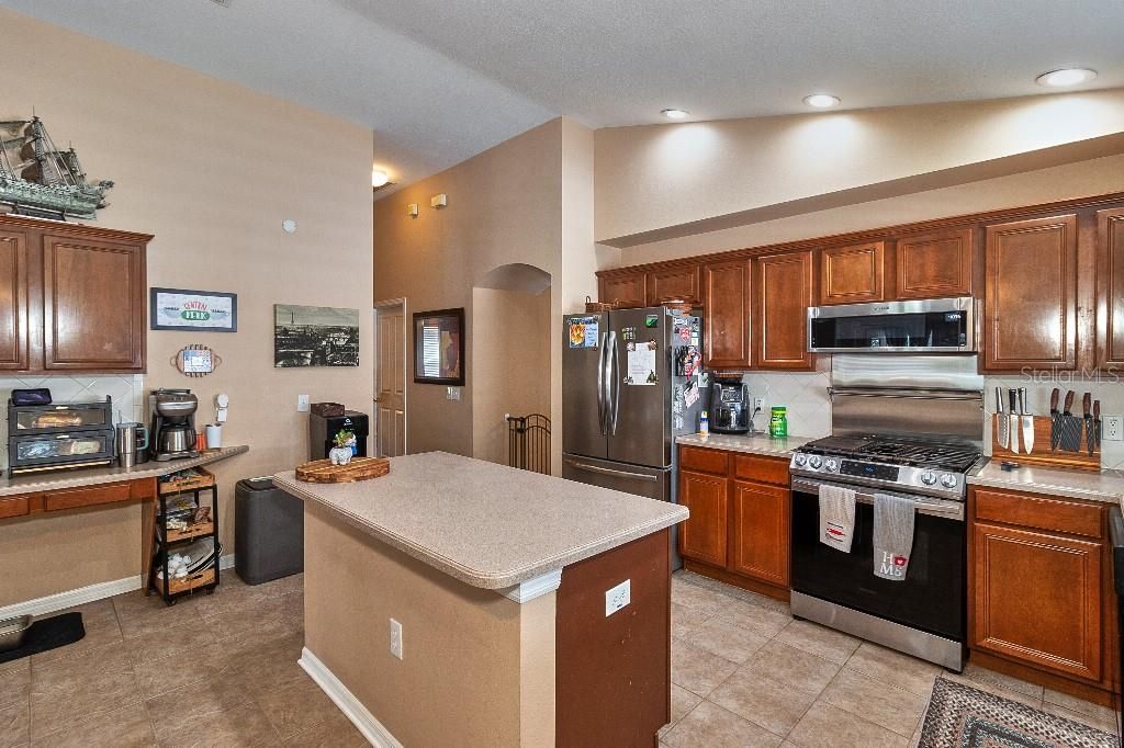 Activo con contrato: $439,999 (4 camas, 2 baños, 2198 Pies cuadrados)