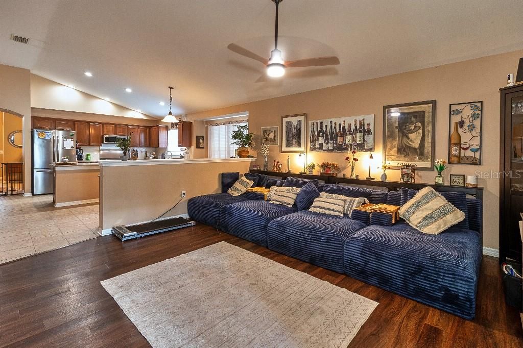 Activo con contrato: $439,999 (4 camas, 2 baños, 2198 Pies cuadrados)