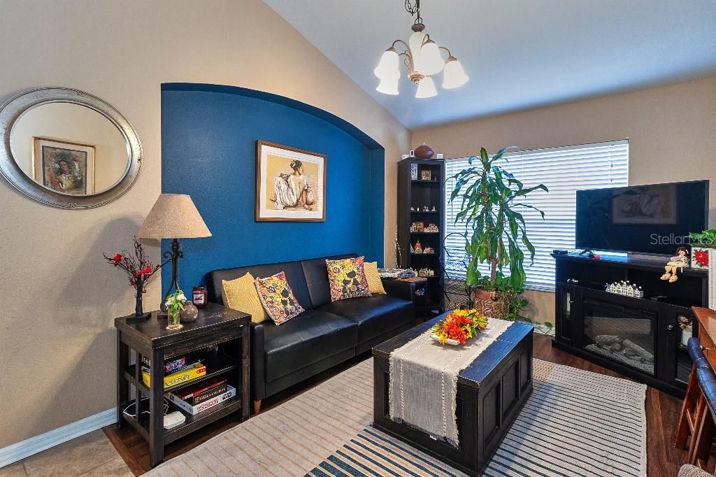 Activo con contrato: $439,999 (4 camas, 2 baños, 2198 Pies cuadrados)