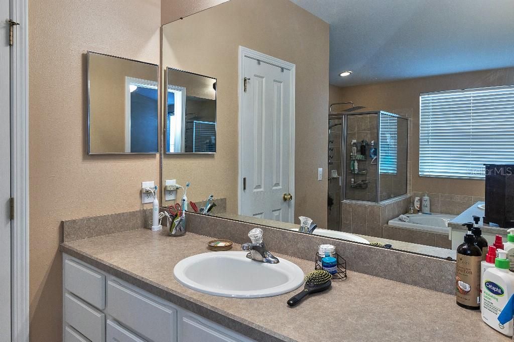 Activo con contrato: $439,999 (4 camas, 2 baños, 2198 Pies cuadrados)