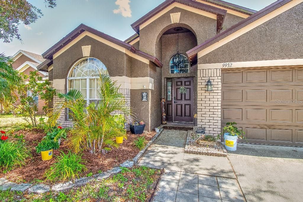 Activo con contrato: $439,999 (4 camas, 2 baños, 2198 Pies cuadrados)