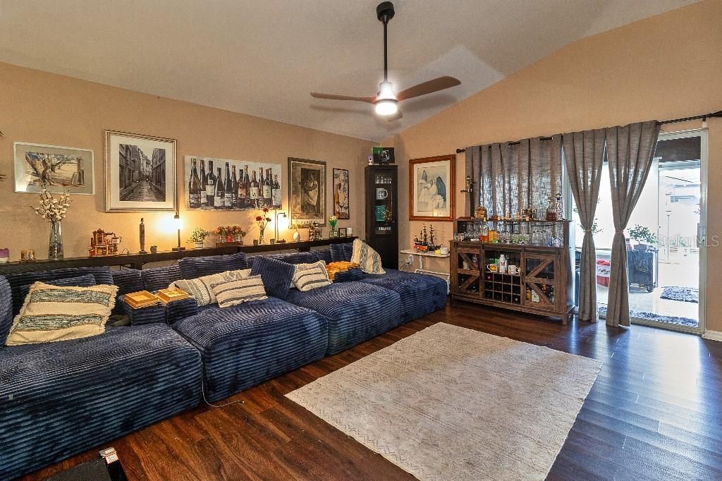 Activo con contrato: $439,999 (4 camas, 2 baños, 2198 Pies cuadrados)