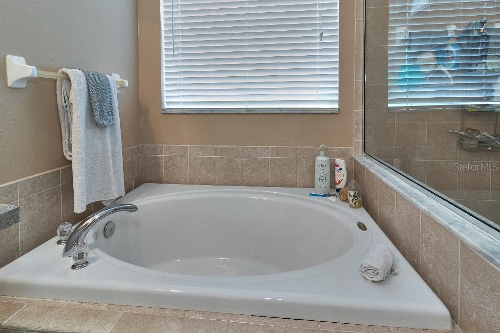Activo con contrato: $439,999 (4 camas, 2 baños, 2198 Pies cuadrados)