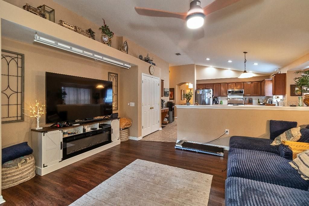 Activo con contrato: $439,999 (4 camas, 2 baños, 2198 Pies cuadrados)