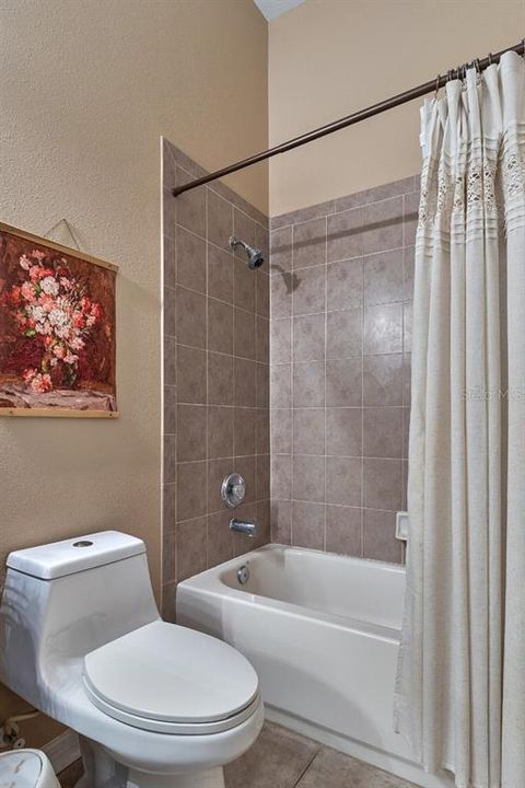 Activo con contrato: $439,999 (4 camas, 2 baños, 2198 Pies cuadrados)