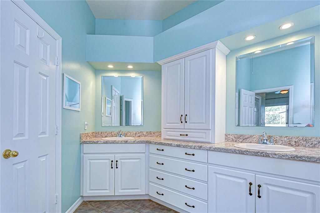 For Sale: $685,000 (5 beds, 3 baths, 3232 Square Feet)