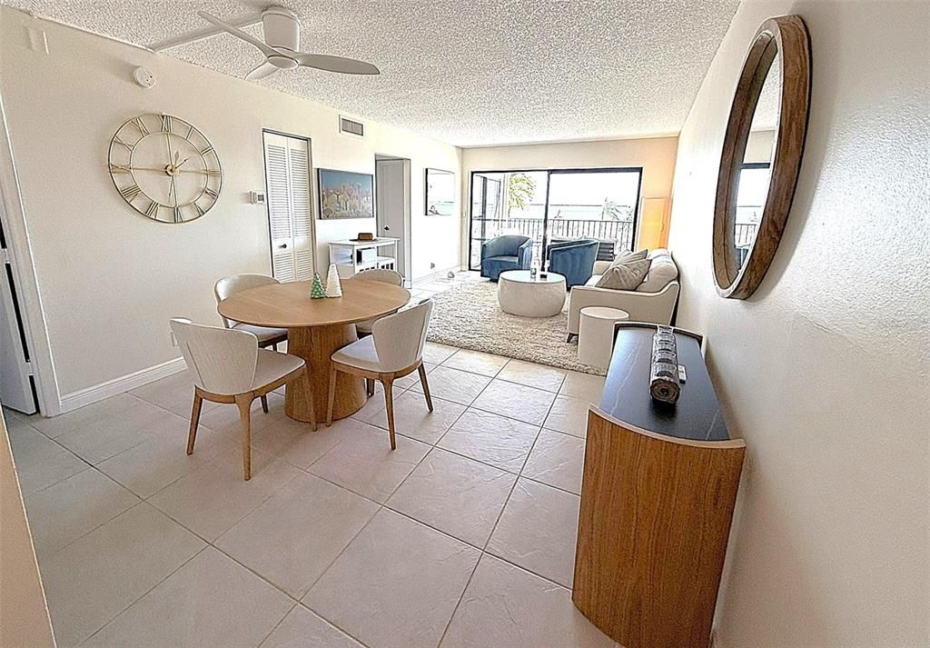 En Venta: $425,000 (2 camas, 2 baños, 890 Pies cuadrados)