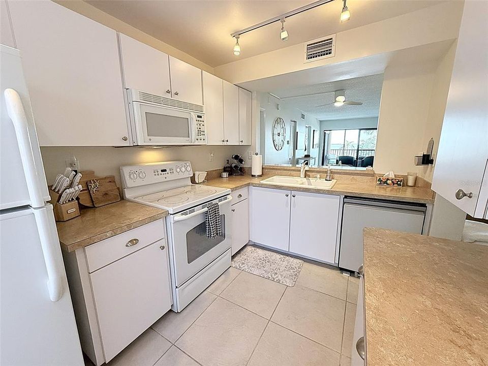En Venta: $425,000 (2 camas, 2 baños, 890 Pies cuadrados)