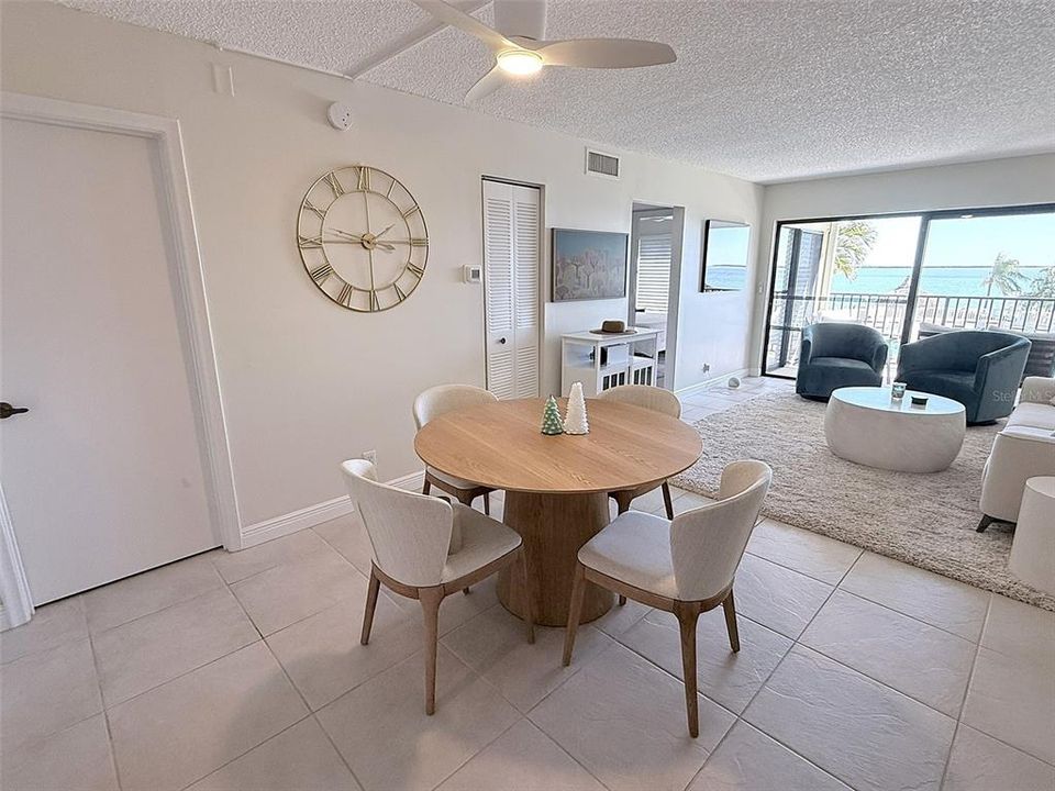 En Venta: $425,000 (2 camas, 2 baños, 890 Pies cuadrados)