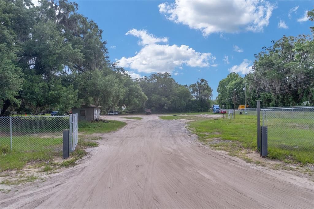 На продажу: $349,900 (4.83 acres)