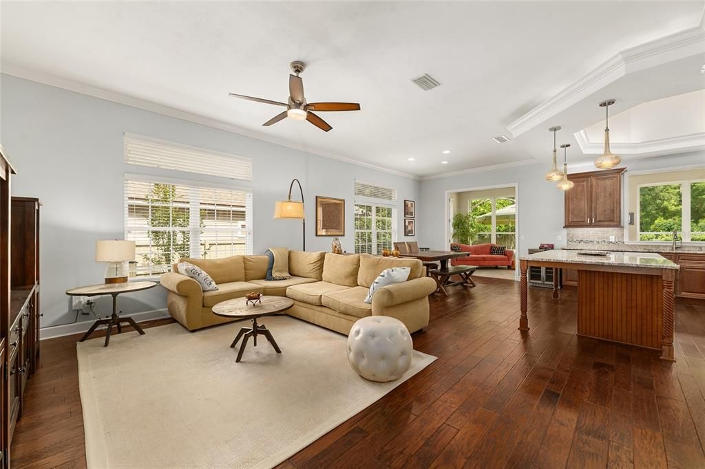 Activo con contrato: $549,900 (4 camas, 3 baños, 2550 Pies cuadrados)