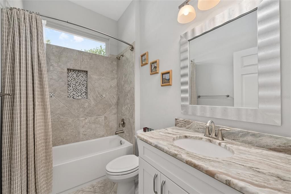 Activo con contrato: $549,900 (4 camas, 3 baños, 2550 Pies cuadrados)