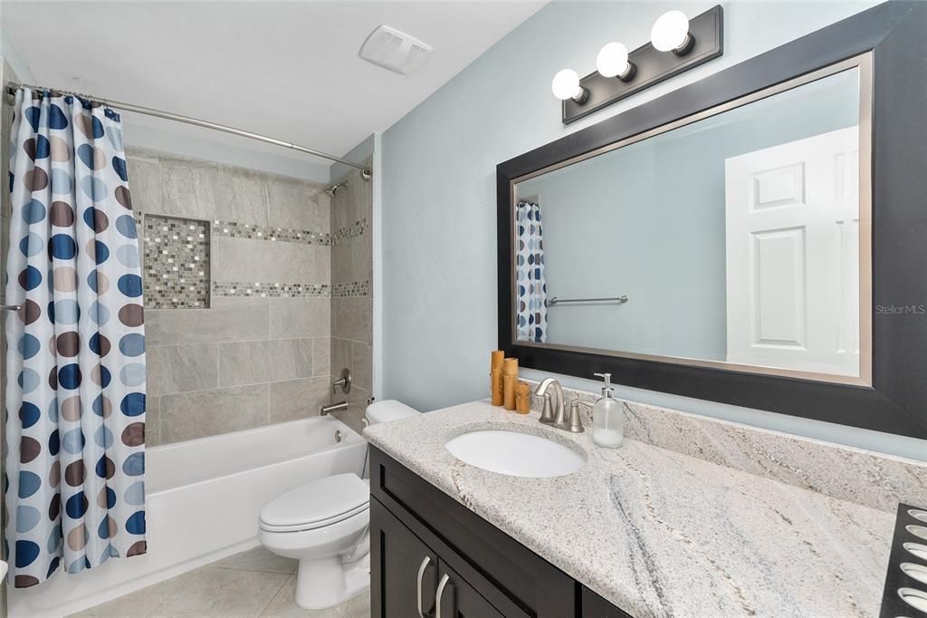 Activo con contrato: $549,900 (4 camas, 3 baños, 2550 Pies cuadrados)