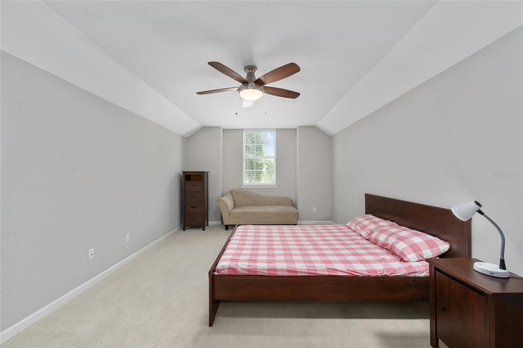 Activo con contrato: $549,900 (4 camas, 3 baños, 2550 Pies cuadrados)