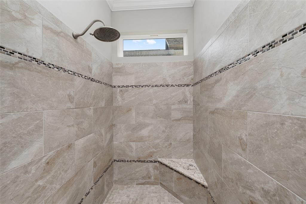 Activo con contrato: $549,900 (4 camas, 3 baños, 2550 Pies cuadrados)