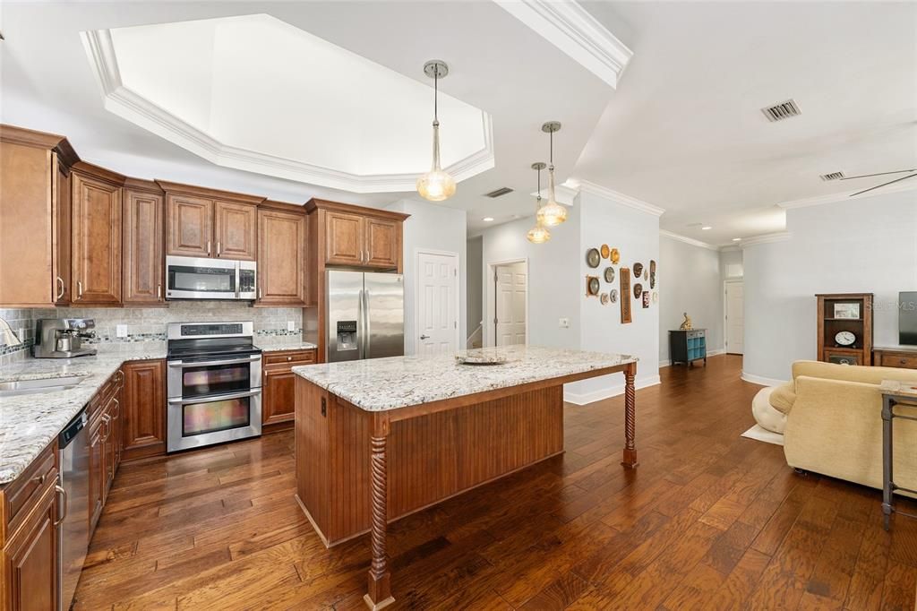 Activo con contrato: $549,900 (4 camas, 3 baños, 2550 Pies cuadrados)