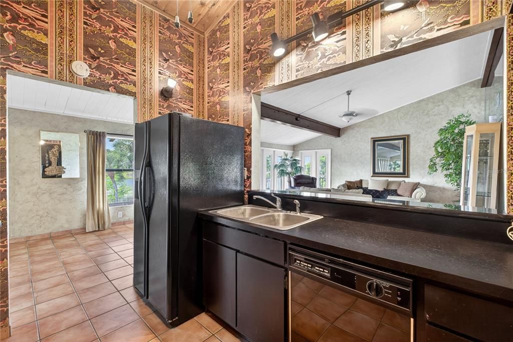 For Sale: $299,000 (2 beds, 2 baths, 1335 Square Feet)