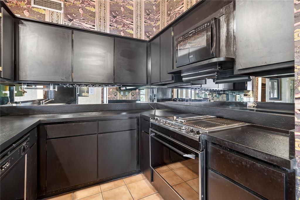 For Sale: $299,000 (2 beds, 2 baths, 1335 Square Feet)