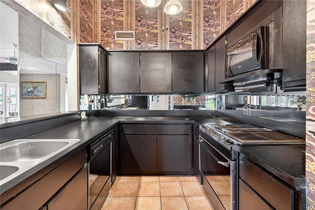 For Sale: $299,000 (2 beds, 2 baths, 1335 Square Feet)