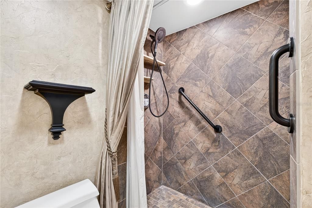 For Sale: $299,000 (2 beds, 2 baths, 1335 Square Feet)