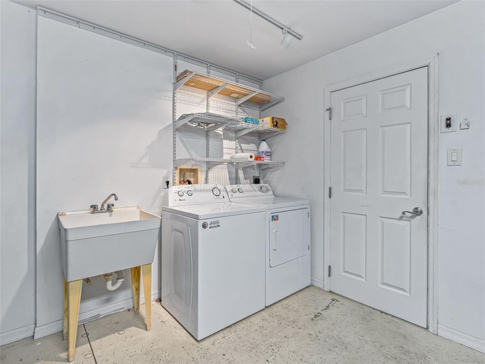 На продажу: $349,900 (2 спален, 2 ванн, 1196 Квадратных фут)