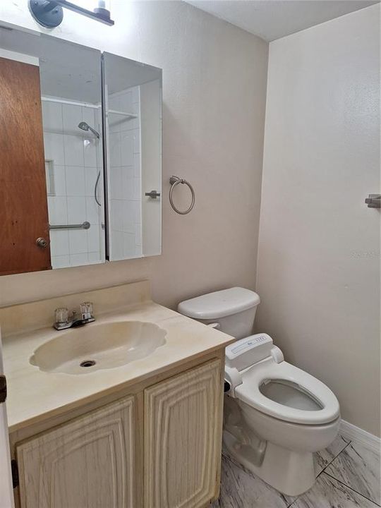 Active With Contract: $255,000 (2 beds, 2 baths, 958 Square Feet)