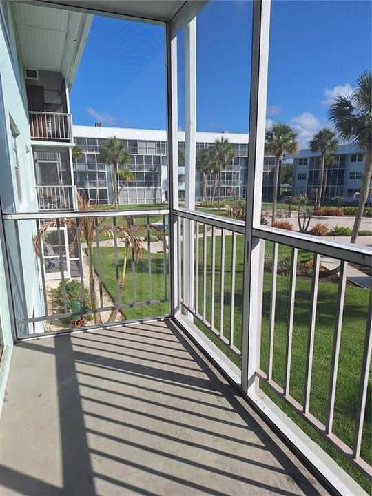 Active With Contract: $255,000 (2 beds, 2 baths, 958 Square Feet)