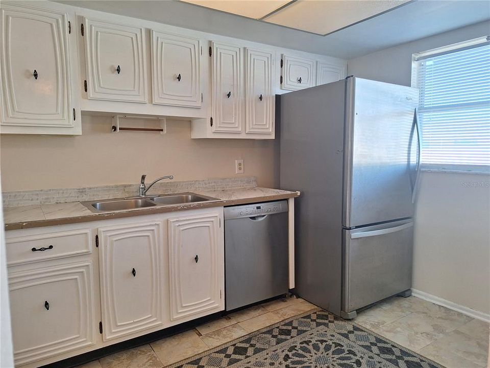 Active With Contract: $255,000 (2 beds, 2 baths, 958 Square Feet)
