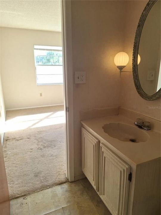 Active With Contract: $255,000 (2 beds, 2 baths, 958 Square Feet)
