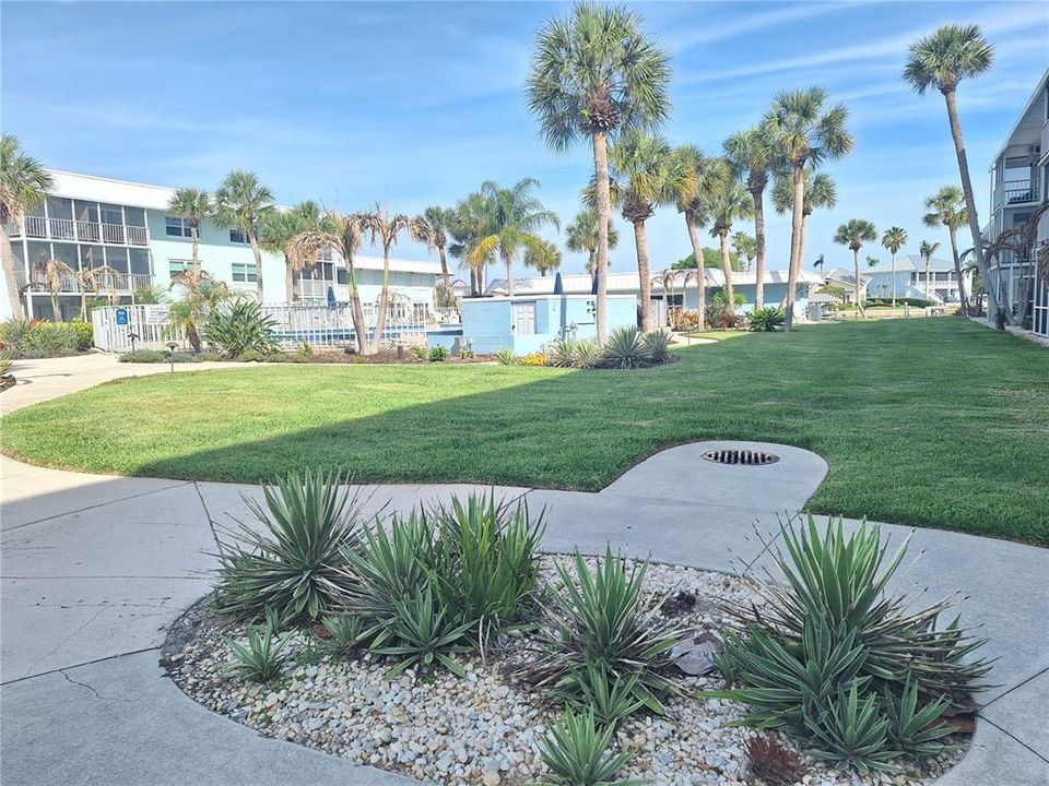 Active With Contract: $255,000 (2 beds, 2 baths, 958 Square Feet)