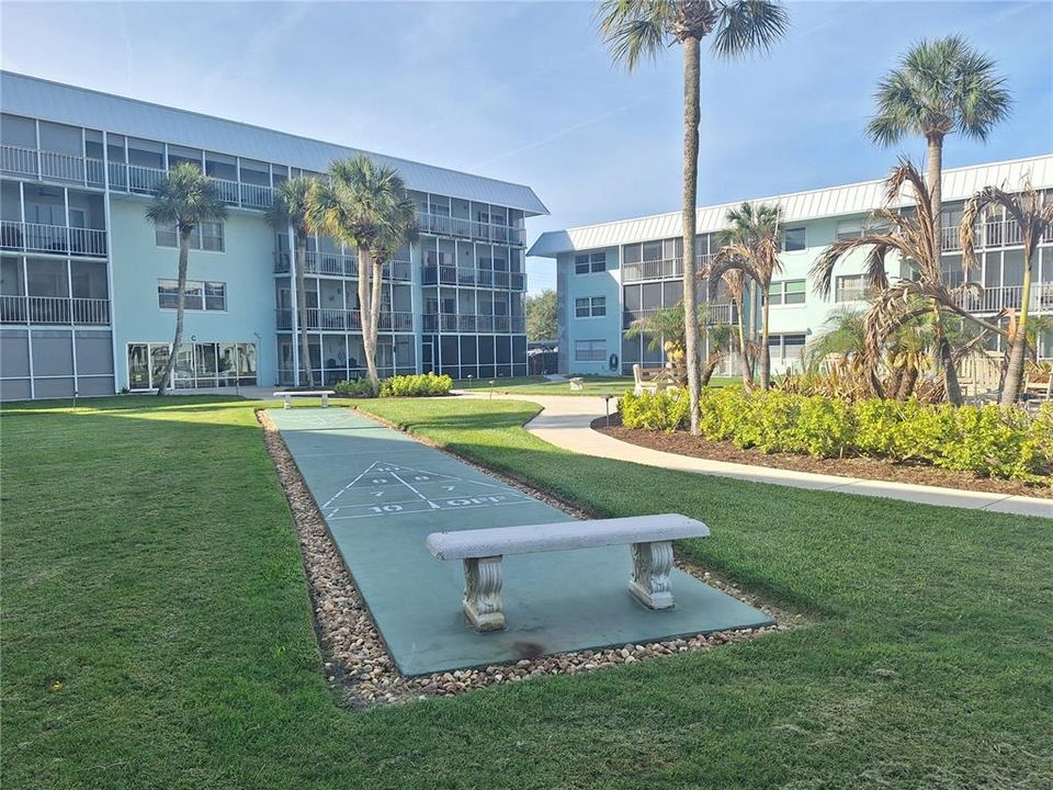 Active With Contract: $255,000 (2 beds, 2 baths, 958 Square Feet)