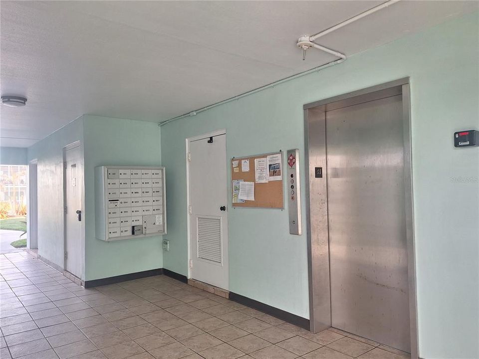 Active With Contract: $255,000 (2 beds, 2 baths, 958 Square Feet)