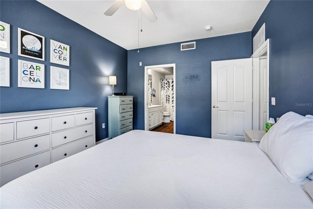 For Sale: $185,000 (2 beds, 2 baths, 1038 Square Feet)