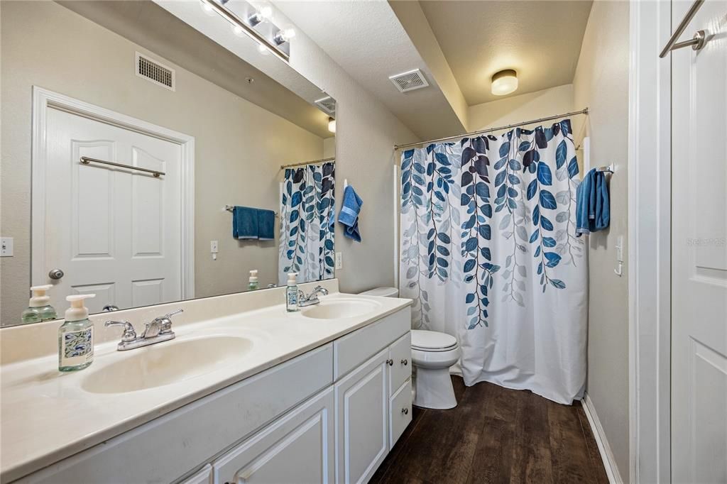 For Sale: $185,000 (2 beds, 2 baths, 1038 Square Feet)