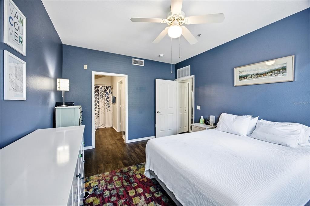 For Sale: $185,000 (2 beds, 2 baths, 1038 Square Feet)