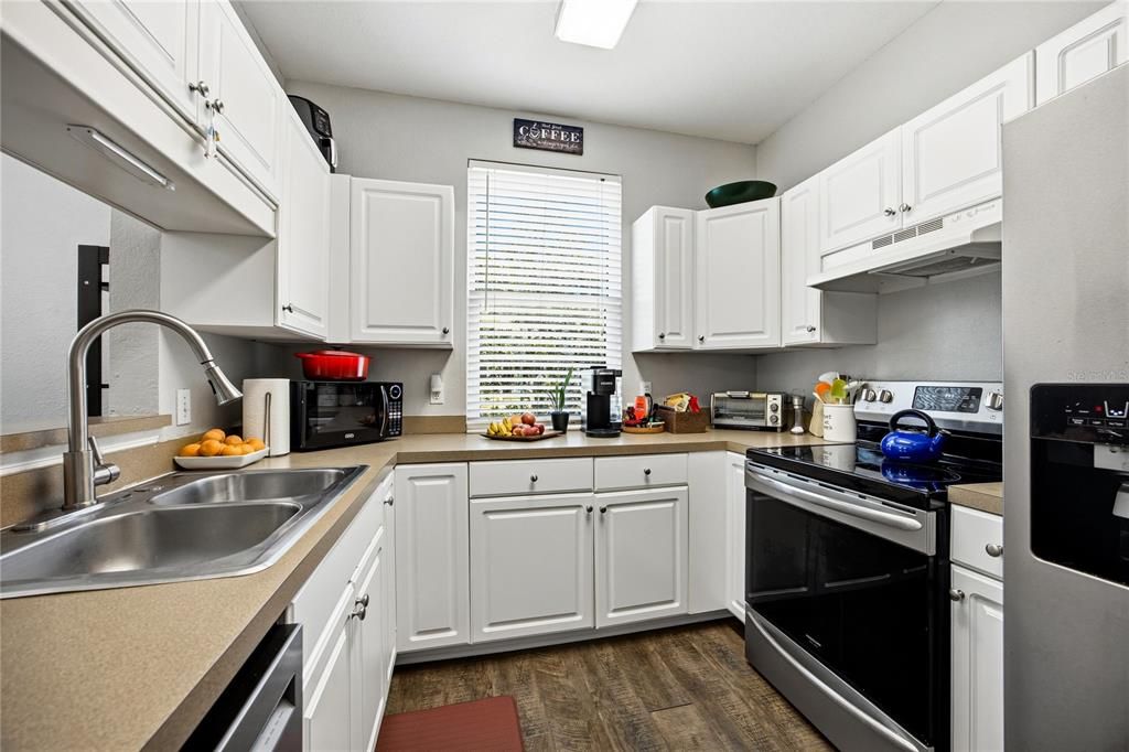 For Sale: $185,000 (2 beds, 2 baths, 1038 Square Feet)