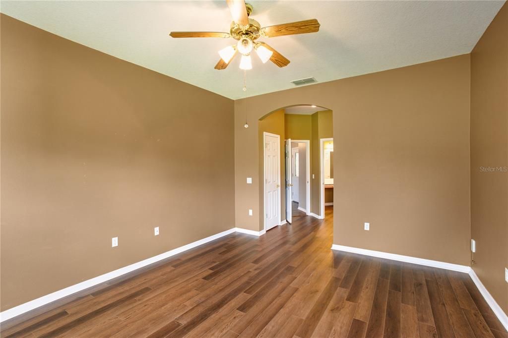 Active With Contract: $267,500 (2 beds, 2 baths, 1467 Square Feet)
