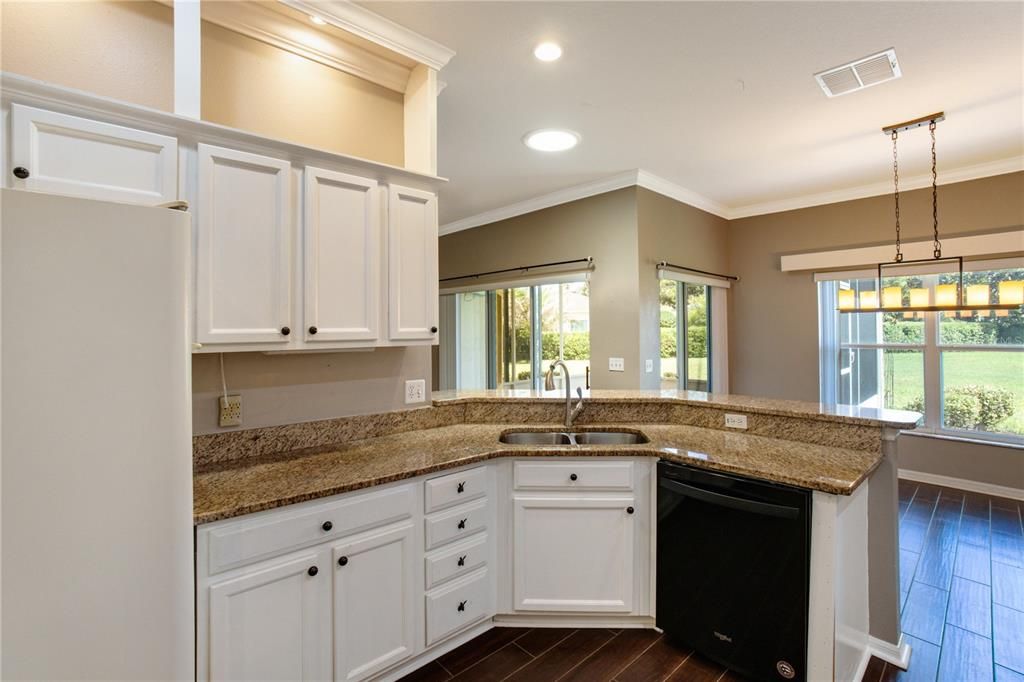 Active With Contract: $267,500 (2 beds, 2 baths, 1467 Square Feet)
