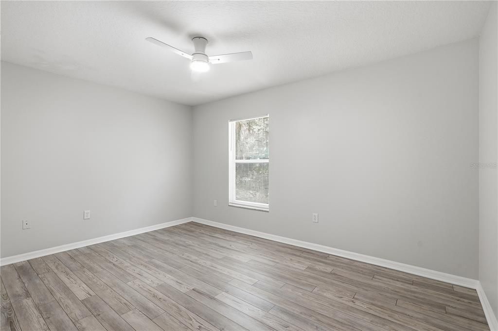 Activo con contrato: $329,900 (5 camas, 2 baños, 2391 Pies cuadrados)