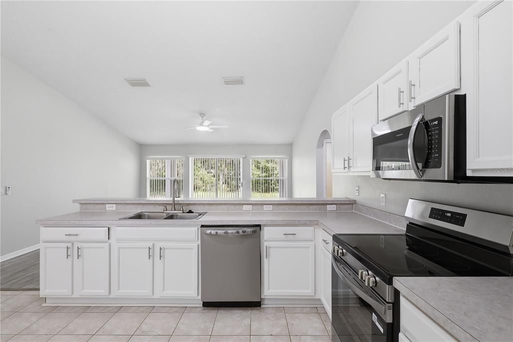 Activo con contrato: $329,900 (5 camas, 2 baños, 2391 Pies cuadrados)