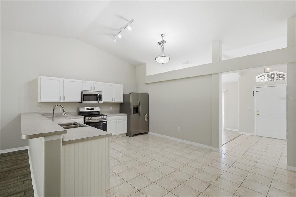 Activo con contrato: $329,900 (5 camas, 2 baños, 2391 Pies cuadrados)