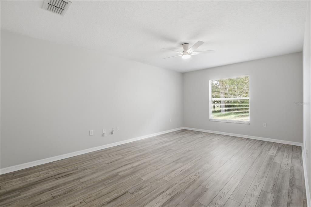 Activo con contrato: $329,900 (5 camas, 2 baños, 2391 Pies cuadrados)