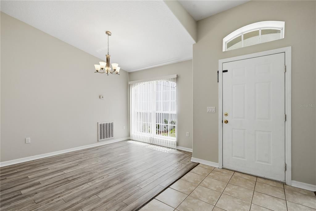 Activo con contrato: $329,900 (5 camas, 2 baños, 2391 Pies cuadrados)