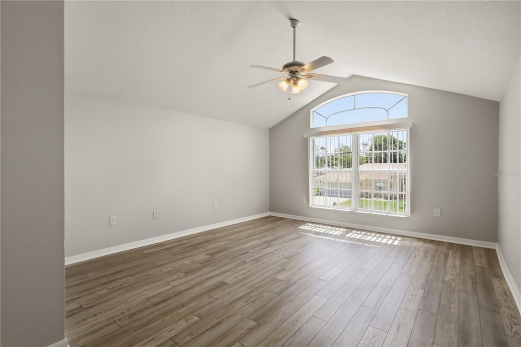 Activo con contrato: $329,900 (5 camas, 2 baños, 2391 Pies cuadrados)