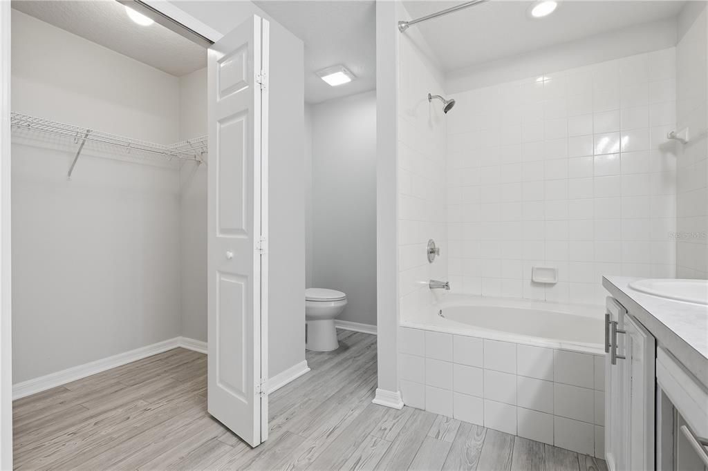 Activo con contrato: $329,900 (5 camas, 2 baños, 2391 Pies cuadrados)